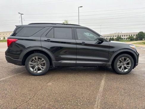 Used 2021 Ford Explorer XLT w/ Equipment Group 202A AWD/4WD image 4