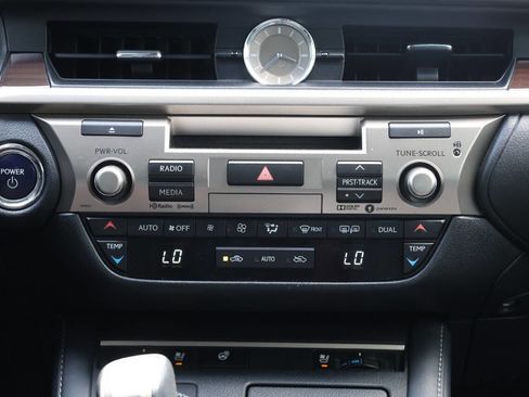 Used 2018 Lexus ES 300h w/ Navigation Package image 20