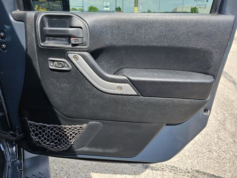 Used 2016 Jeep Wrangler Unlimited Rubicon w/ Connectivity Group image 24