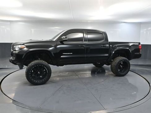 Used 2017 Toyota Tacoma TRD Sport w/ Tow Package image 11