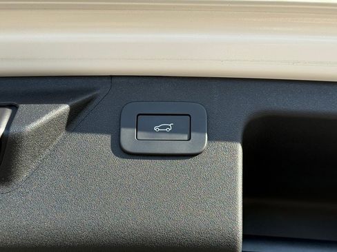 Used 2025 Land Rover Discovery Sport Dynamic SE image 38