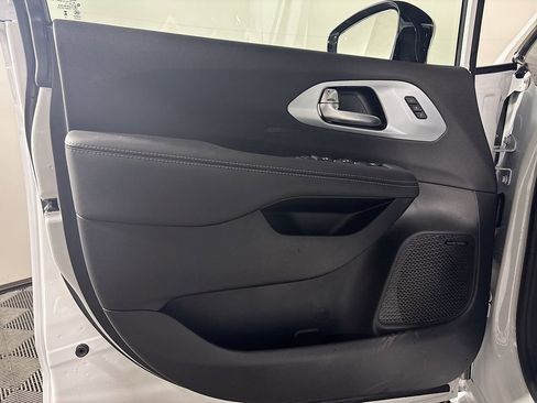 New 2026 Chrysler Pacifica Limited w/ Uconnect Theater Family Group image 10