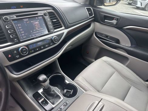 Used 2014 Toyota Highlander Limited image 26