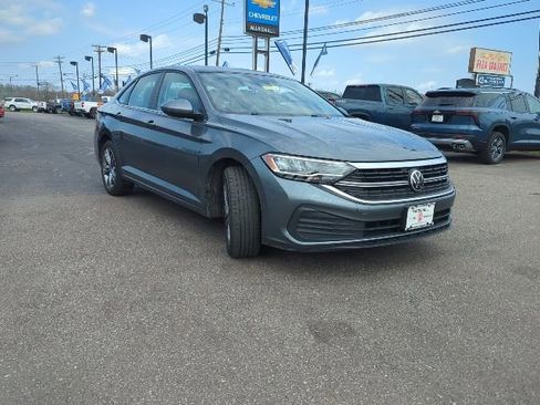 Used 2024 Volkswagen Jetta SE image 4