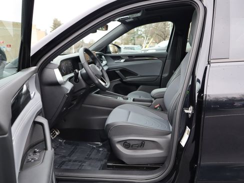 Certified 2025 Volkswagen Tiguan SE R-Line image 14