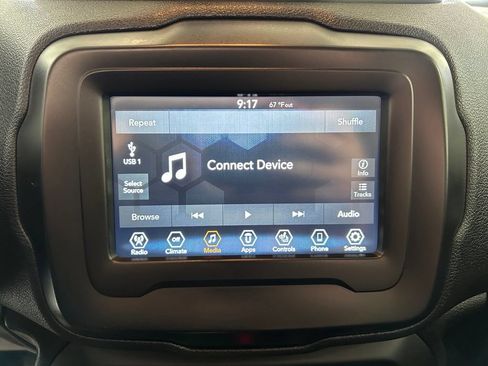 Used 2019 Jeep Renegade Latitude w/ Cold Weather Group FWD image 27