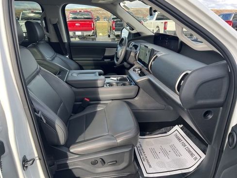 Used 2025 Ford Expedition Active image 12