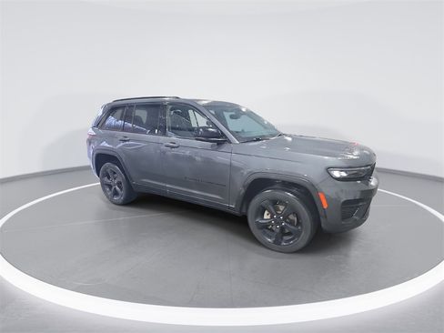 Used 2022 Jeep Grand Cherokee Altitude image 2