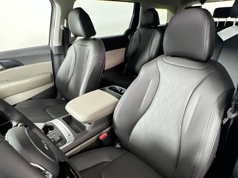 New 2026 Kia Carnival FWD image 14
