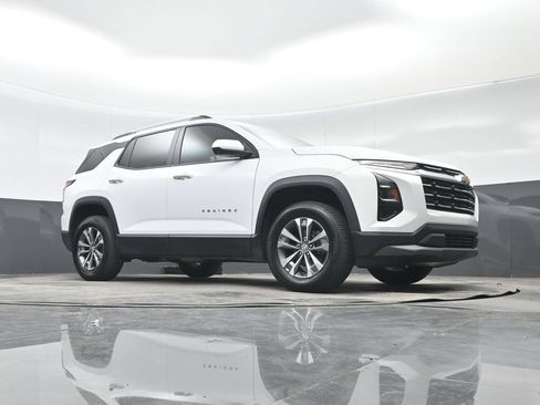 Used 2025 Chevrolet Equinox LT w/ Convenience Package II FWD image 32