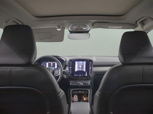 Certified 2025 Volvo XC40 B5 Plus image 18