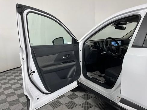 Used 2025 Nissan Kicks SV FWD image 17