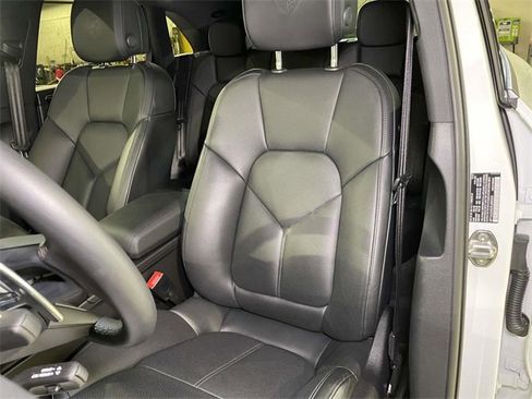 Used 2025 Porsche Macan image 5