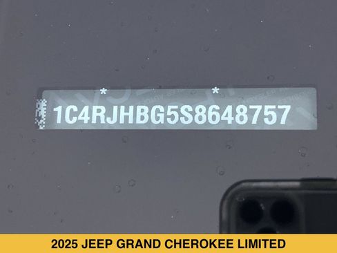 Used 2025 Jeep Grand Cherokee Limited AWD/4WD image 16