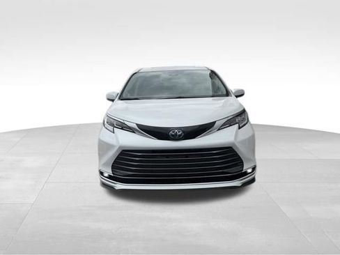 Used 2023 Toyota Sienna Limited FWD image 2