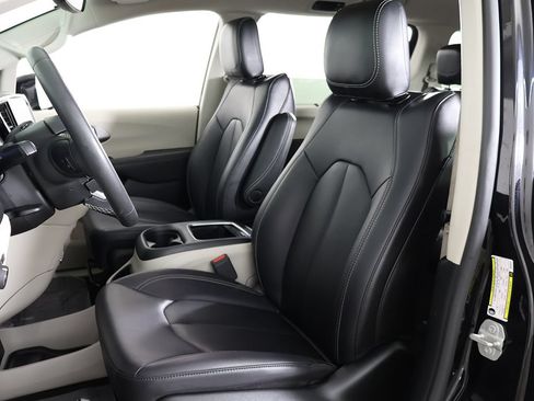 Used 2024 Chrysler Pacifica Touring-L FWD image 28