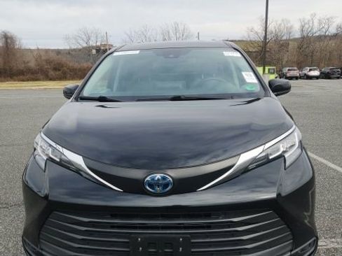 Used 2023 Toyota Sienna LE image 2