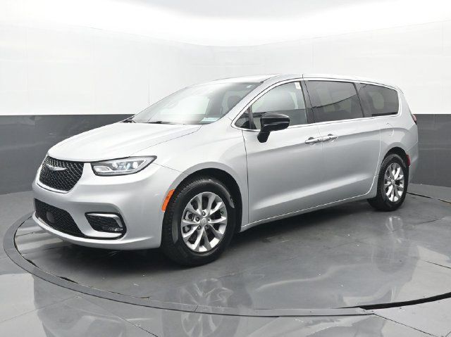 Used 2026 Chrysler Pacifica Limited FWD image 23