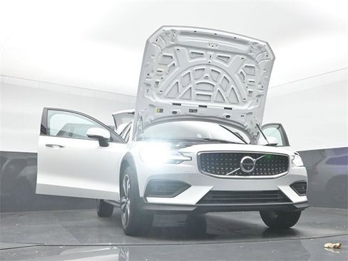 Used 2024 Volvo V60 B5 Cross Country Plus image 55