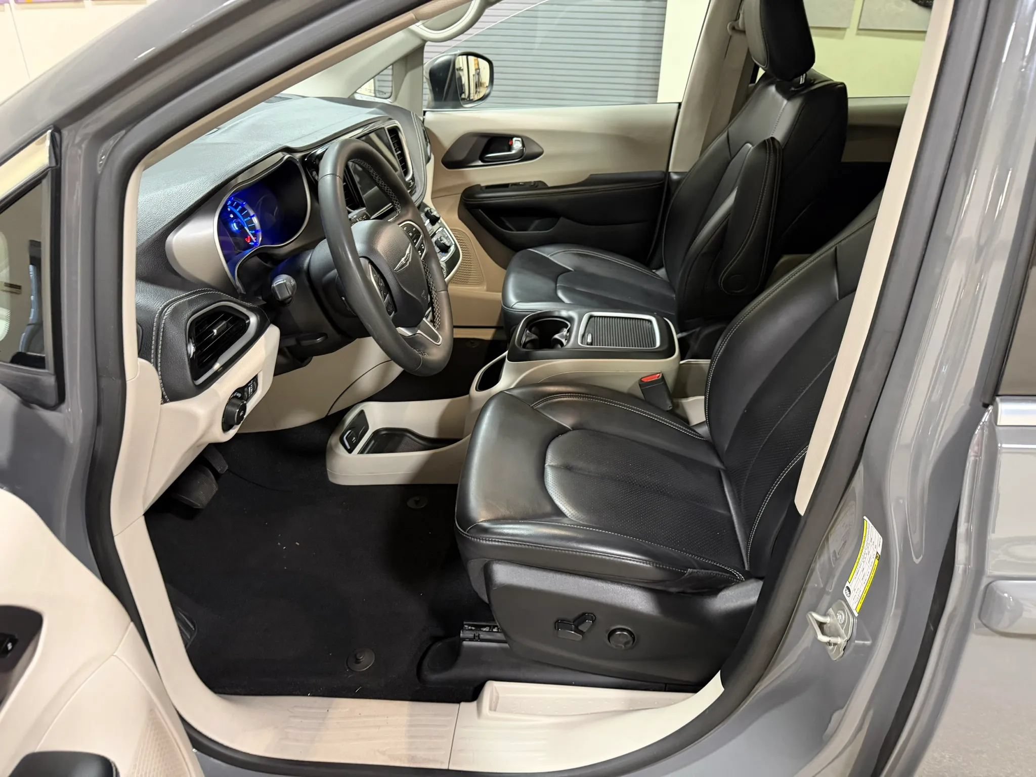 Used 2023 Chrysler Pacifica Touring-L FWD image 43