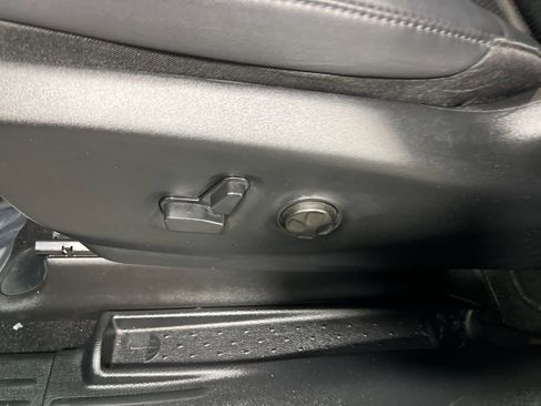 Used 2025 Chrysler Pacifica Select image 19