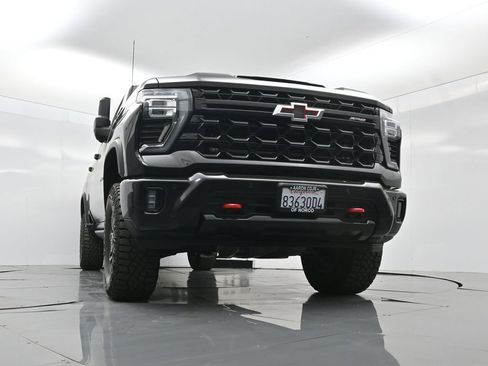 Used 2025 Chevrolet Silverado 2500 ZR2 w/ Technology Package image 51