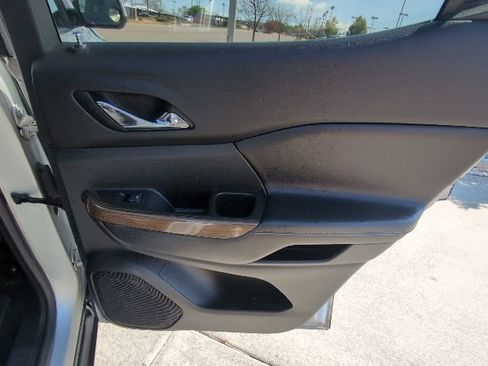 Used 2019 GMC Acadia SLE AWD/4WD image 30
