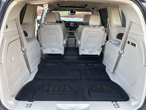 Used 2019 Chrysler Pacifica Limited w/ Advanced Safetytec Group FWD image 21