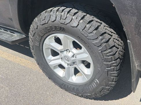 Used 2022 Toyota 4Runner SR5 AWD/4WD image 10