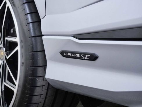 Used 2025 Lamborghini Urus SE AWD/4WD image 12