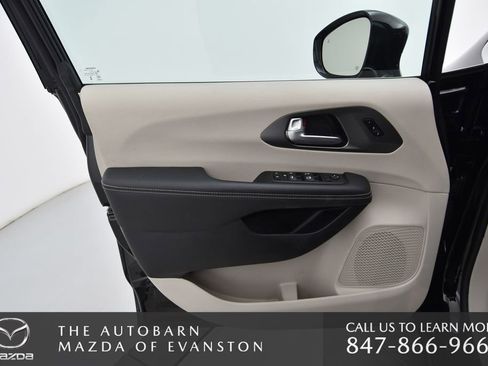 Used 2024 Chrysler Pacifica Touring-L image 38