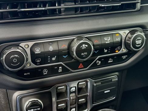 Used 2025 Jeep Wrangler Unlimited Sahara AWD/4WD image 16