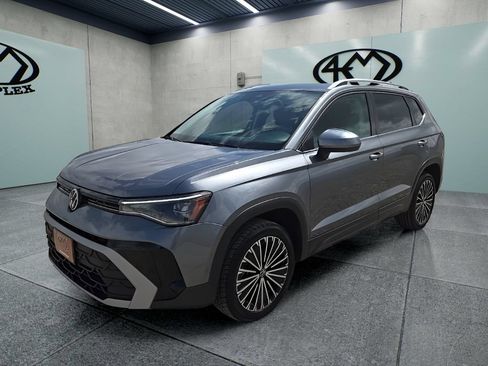 Used 2025 Volkswagen Taos SE FWD image 7