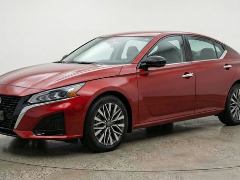 Used 2025 Nissan Altima 2.5 SV image 3