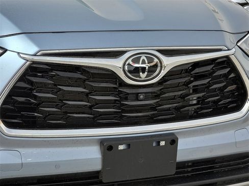 Used 2024 Toyota Highlander Platinum image 7