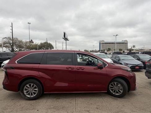 Used 2025 Toyota Sienna LE image 4
