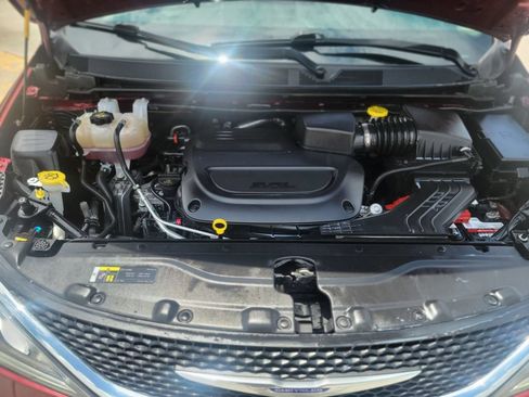 Used 2020 Chrysler Pacifica Limited FWD image 8