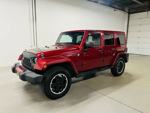 Used 2012 Jeep Wrangler Unlimited Sahara image 2