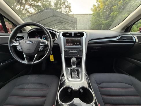 Used 2015 Ford Fusion SE FWD image 2
