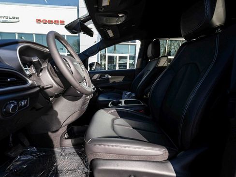 New 2026 Chrysler Voyager LX image 18