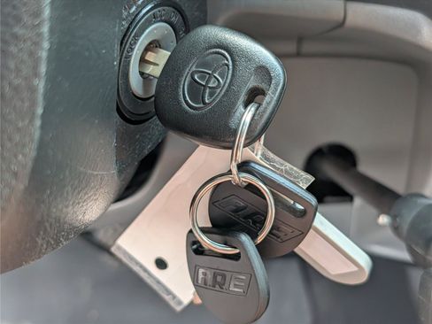 Used 2015 Toyota Tacoma 4x4 Access Cab V6 w/ TRD Off-Road Package image 23