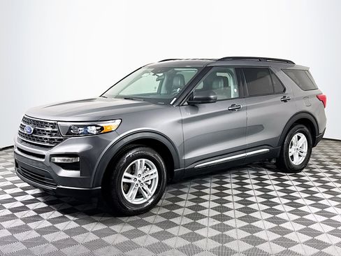 Used 2024 Ford Explorer XLT w/ Equipment Group 202A RWD image 4