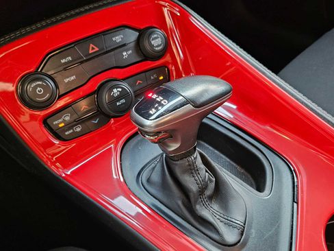 Used 2019 Dodge Challenger SXT image 31