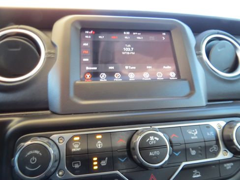 Used 2020 Jeep Gladiator Overland w/ LED Lighting Group image 22