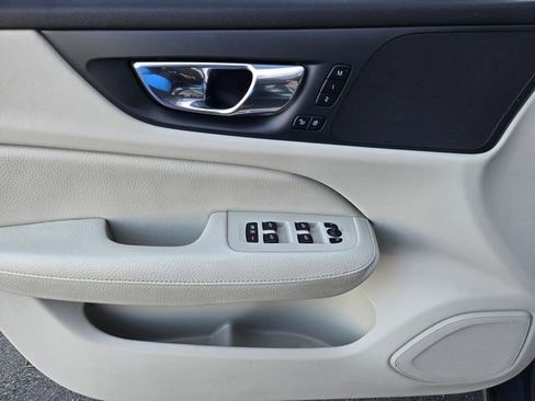 Used 2020 Volvo S60 T5 Momentum image 17