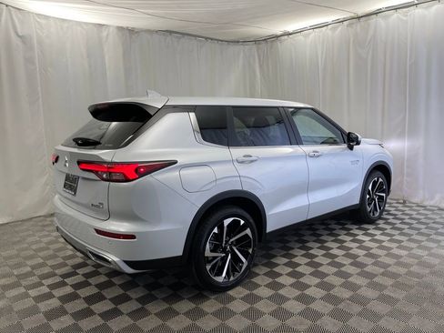 New 2025 Mitsubishi Outlander SE image 3