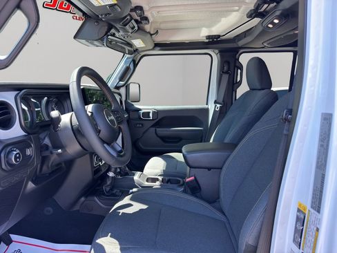 Used 2024 Jeep Gladiator Sport AWD/4WD image 4