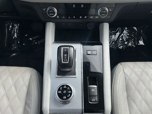 Used 2024 Mitsubishi Outlander SEL image 12