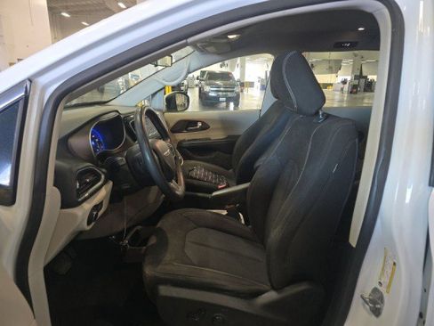 Used 2022 Chrysler Voyager LX image 5