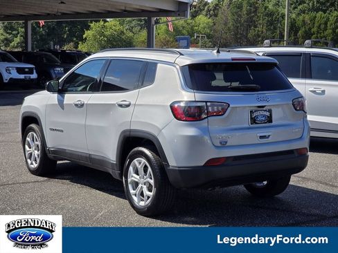 Used 2024 Jeep Compass Latitude AWD/4WD image 2
